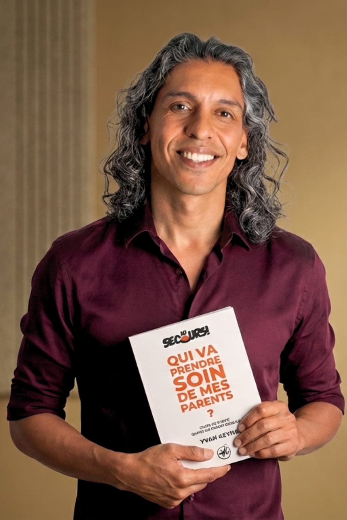 Yvan Keyna tiene in mano il libro «Aiuto! Chi si prenderà cura dei miei genitori?»